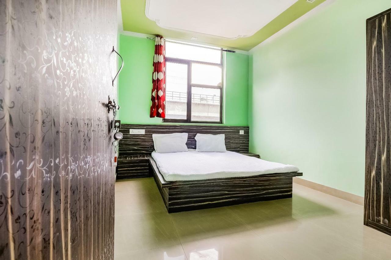 Oyo Flagship 46243 Bmb Hotel Hotel 3*