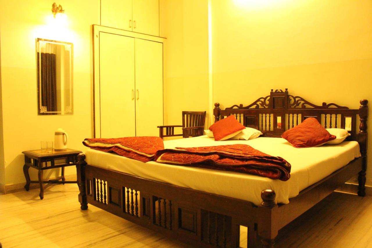 Hotel The Chit Chat Palace