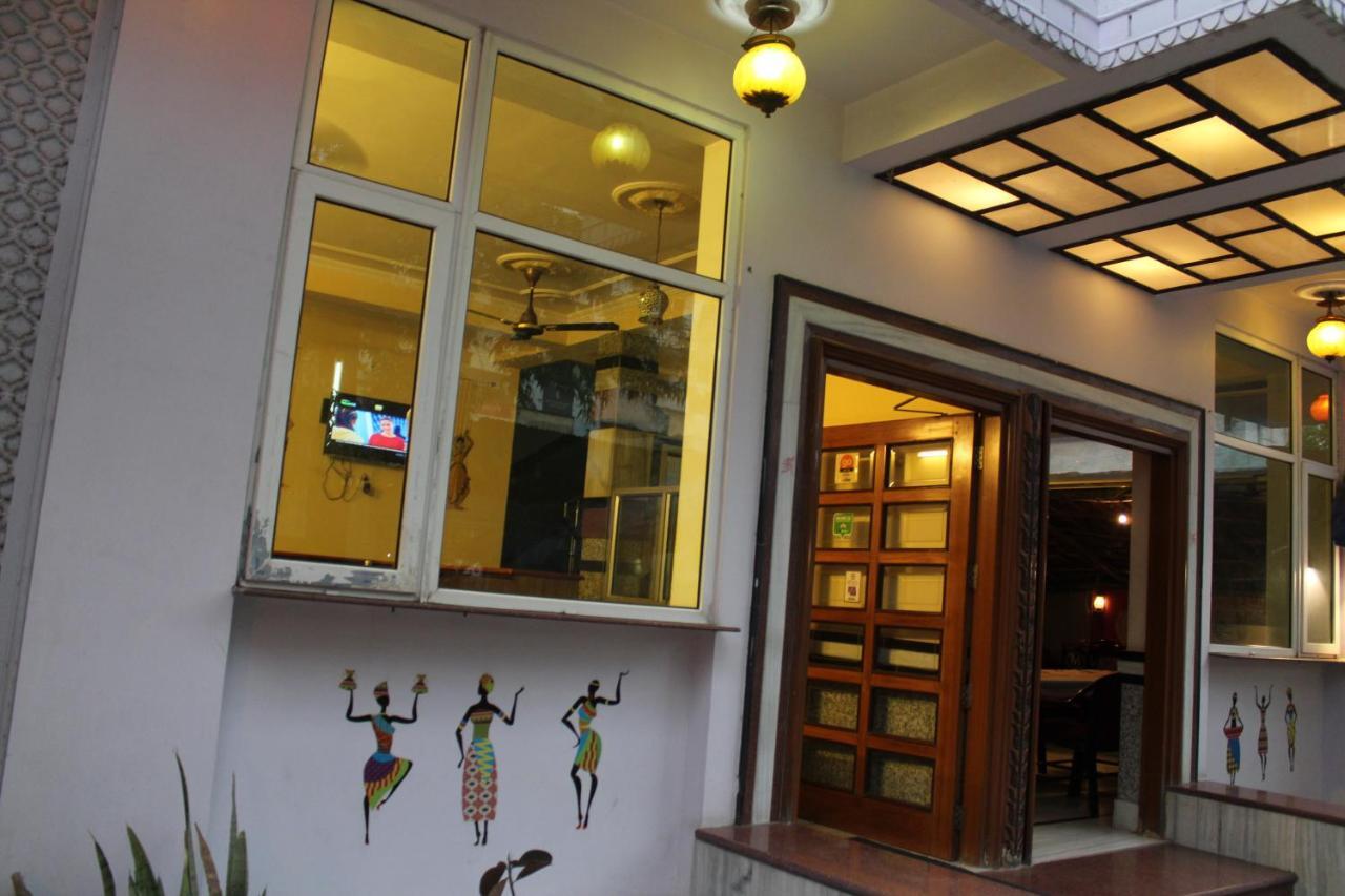 Hotel The Chit Chat Palace 2*