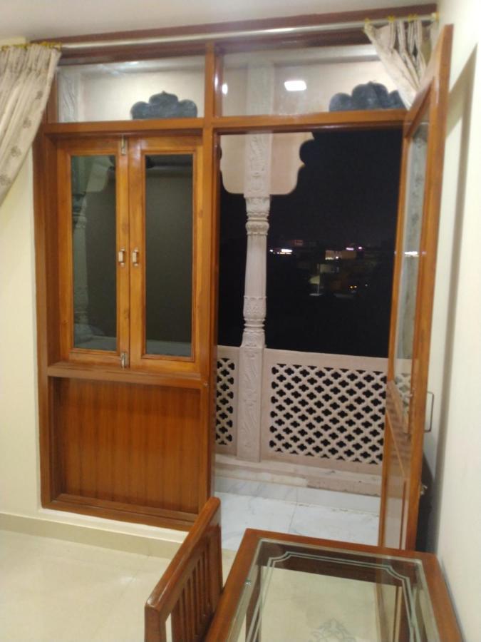 Tourist Hotel *