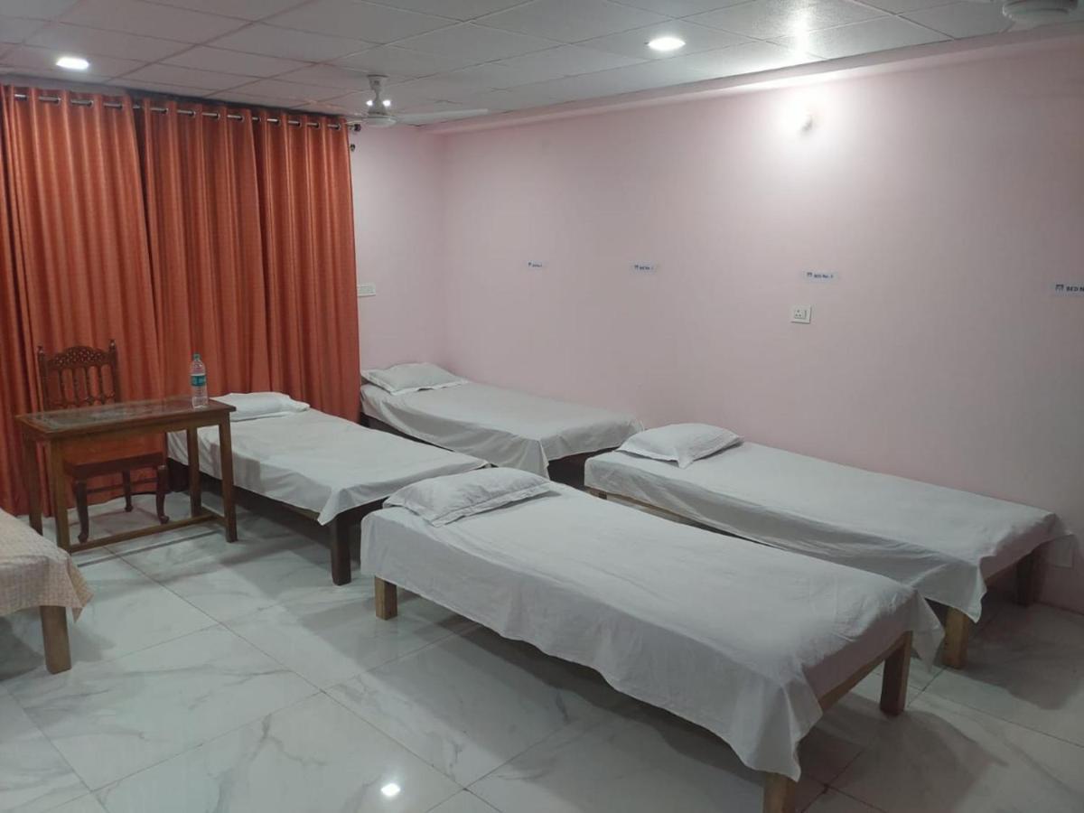 Tourist Hotel *