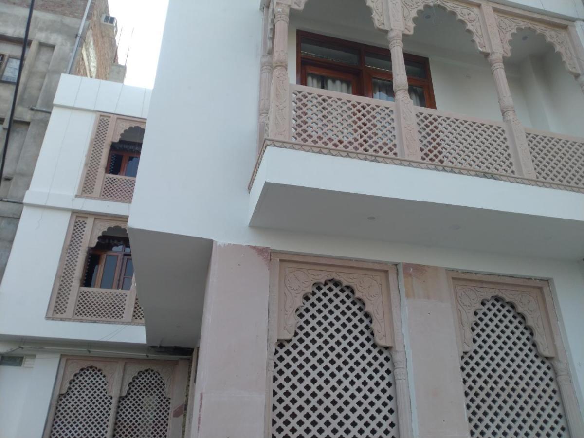 Tourist Hotel *